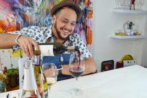 cata de vinos con bartender sonriente